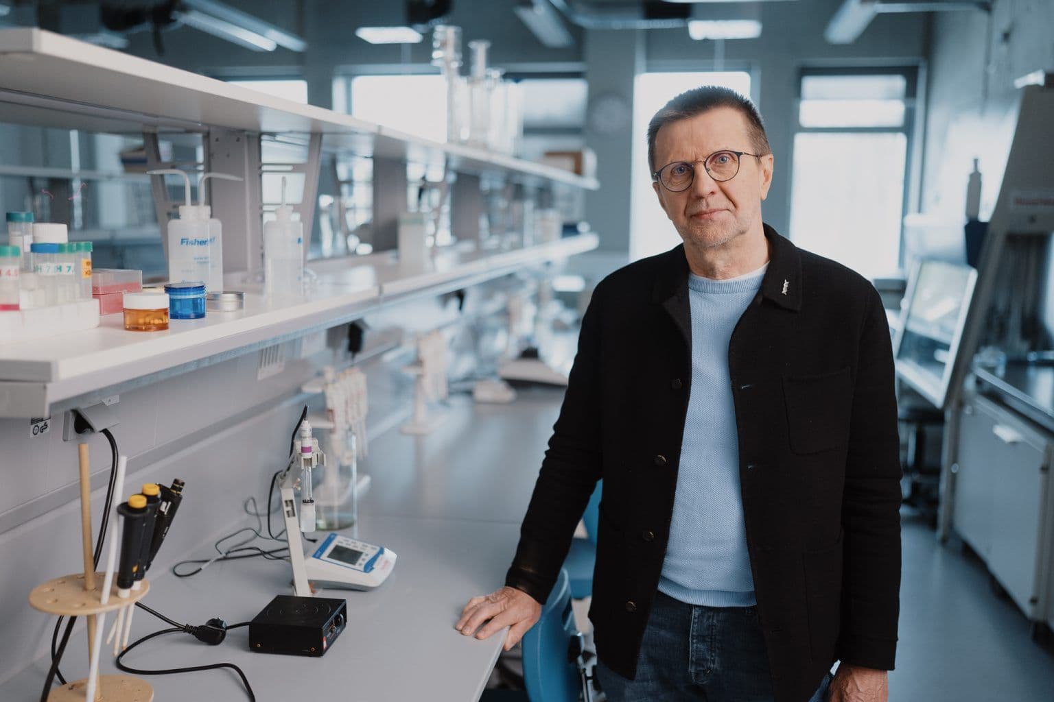 Prof. Virginijus Šikšnys laboratorijos aplinkoje