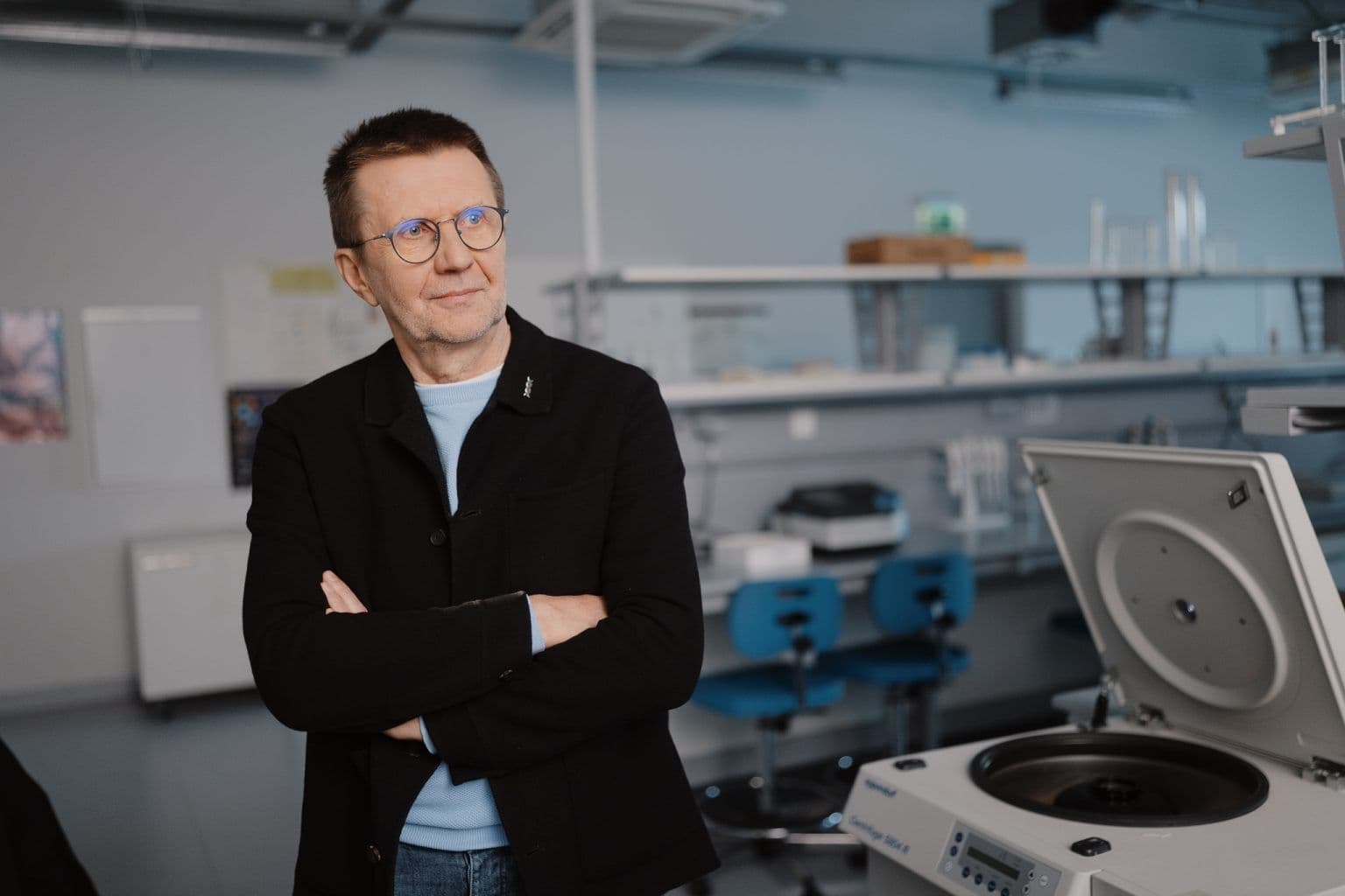 Prof. Virginijus Šikšnys laboratorijos aplinkoje